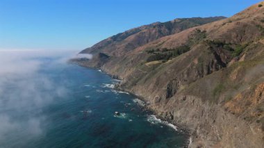 Big Sur 'un nefes kesici güzelliğini keşfedin Pasifik Okyanusu kıyısındaki engebeli uçurumların nefes kesici hava aracının tadını çıkarın, bir sonraki büyük maceranız için unutulmaz anılar yaratın.