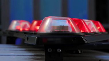 Koyu arkaplanda parlayan kırmızı bir acil durum aracı ışık çubuğunun yakın görüntüsü, güvenlik, güvenlik, alarm sistemleri ve güvenlik temalı hisse senetleri için ideal