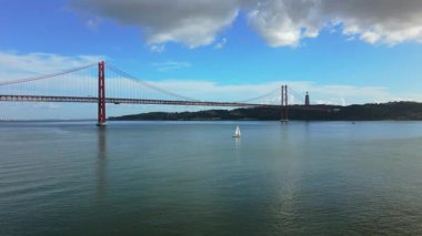 Lizbon Portekiz 'in geniş hava manzarası Tagus Nehri boyunca uzanan 25 de Abril Köprüsü' nü vurguluyor, altyapı, açık deniz ve uzak kıyı şeridi ölçeğini gösteriyor..