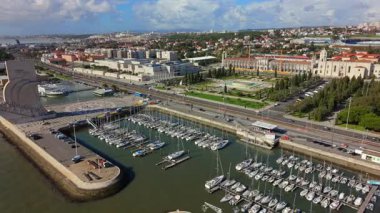 Lizbon Portekiz 'in havadan görünüşü yat limanı, Keşifler Anıtı, Tagus Nehri kıyısı, geniş yollar, park alanları ve Ajuda Sarayı' nın yanındaki kentsel binaları gösteriyor.