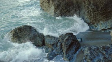 Güçlü okyanus dalgaları Oregon sahilindeki engebeli kayalara çarparak Pasifik kıyı şeridinin hareketli, dokulu ve ham doğal enerjisini oluşturur..