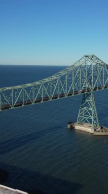 Oregon 'daki Columbia Nehri' ne yayılan Astoria Megler Köprüsü 'nün hava görüntüsü Washington' a çelik yapı, mavi su, liman bölgesi ve ikonik Pasifik Kuzeybatı taşımacılığı simgesini gösteriyor..