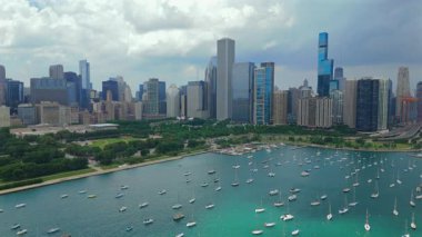 Chicago Illinois gökdelenleri, tekne ve turkuaz gölü ile dolu marina ile gökyüzü yukarıdan görünüyor Michigan Gölü suyu, yaz güneşi, geniş şehir manzarası.