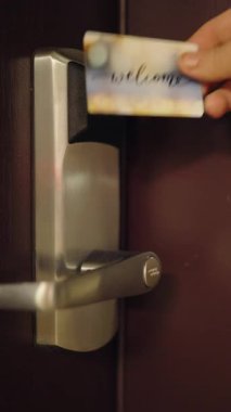 Otelin anahtar kartını elinde tutarken odanın kapısını açıyorsun. Seyahat yeri kavramı, kontrol süreci, konukseverlik hizmeti, modern otel konaklama ve turizm yaşam tarzı.