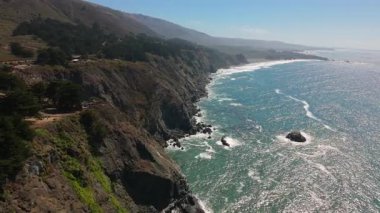 Big Sur California 'daki Iconic Ragged Point bakış açısı sarp kayalık kıyı şeridini ve dramatik kıyı dağları boyunca uzanan canlı Pasifik Okyanusunu gözler önüne seriyor..