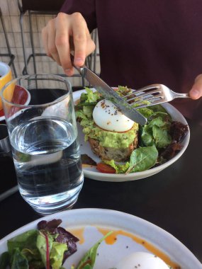 Kafede yumurta ve kırmızı balıklı avokado sandviçi.