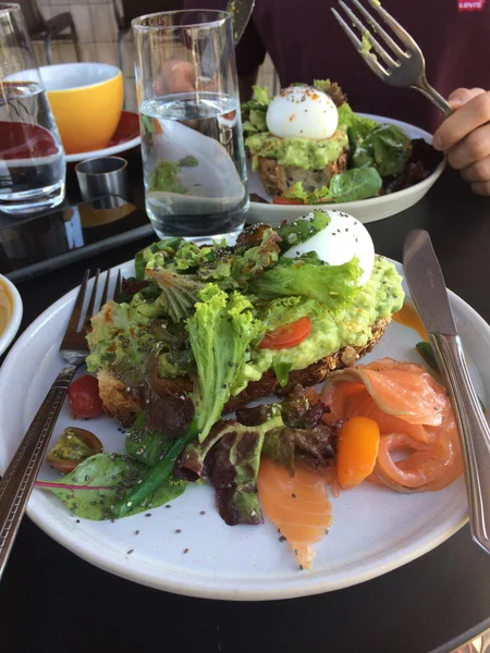 Kafede yumurta ve kırmızı balıklı avokado sandviçi.