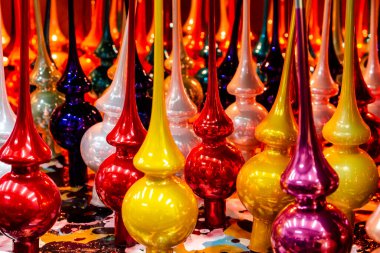 Noel ağacı süsleme oyuncakları kurutma dolabında kurutuluyor.