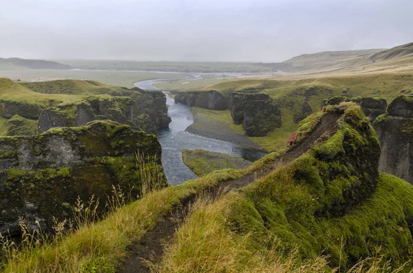 Vista Los Acantilados Río Desde Arriba Cañón Fjadrargljufur Kirkjubaejarklaustur Islandia — Foto de Stock