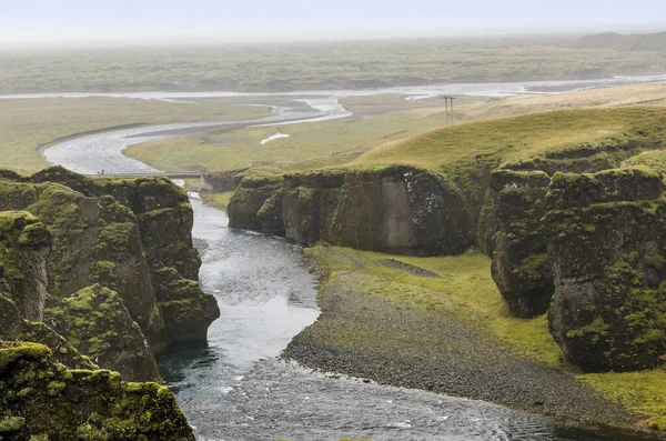 Άποψη των βράχων και ενός ποταμού από ψηλά, Fjadrargljufur Canyon, Kirkjubaejarklaustur, Ισλανδία — Φωτογραφία Αρχείου