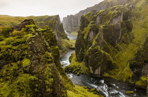 Vista de los acantilados y un río desde arriba, Cañón Fjadrargljufur, Kirkjubaejarklaustur, Islandia — Foto de Stock