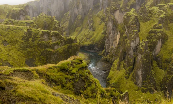 Vista de los acantilados y un río desde arriba, Cañón Fjadrargljufur, Kirkjubaejarklaustur, Islandia — Foto de Stock