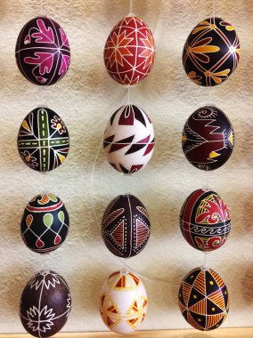 Paskalya yumurtası beyaz arka planda izole edilmiş. Renklendirme için kırpma yolu örneği