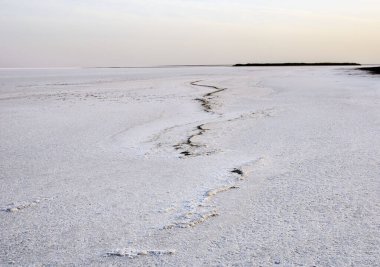 Minimalizmin iyi bir manzarası olan tuz gölü. Güzel bir arka plan. Metne yer var.