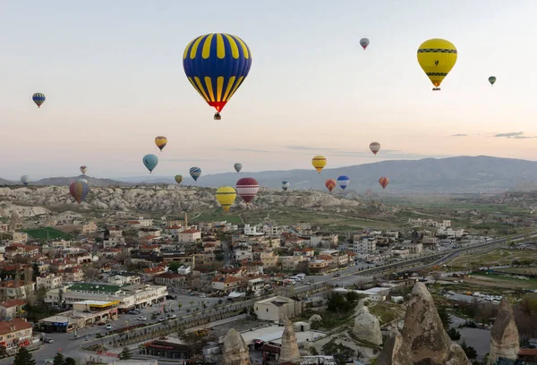 Hőlégballonok repülnek a naplemente égbolton Cappadocia, Törökország — Stock Fotó