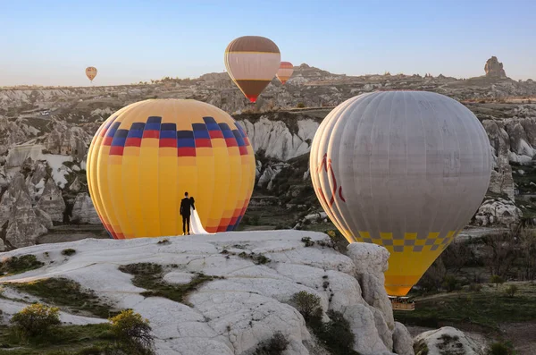 Hőlégballonok repülnek a naplemente égbolton Cappadocia, Törökország — Stock Fotó