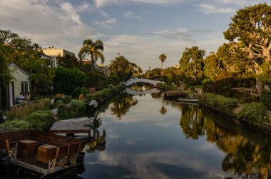 Amerika, Los Angeles, Venedik, Beyaz Tahta Köprü Sakin Kanal üzerinde Palmiye Ağaçları ve İskan Evleri perspektifli kanala.