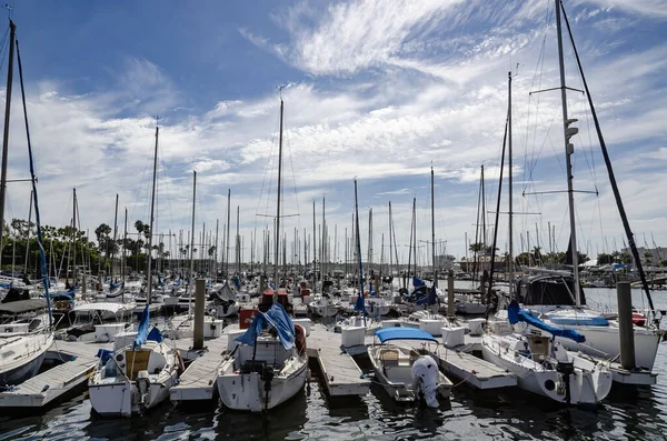 Yelkenliler Los Angeles 'taki Marina del Rey Limanı' na yanaştı Mavi Gök altında dramatik bulutlarla.
