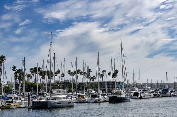 Yelkenliler Los Angeles 'taki Marina del Rey Limanı' na yanaştı Mavi Gök altında dramatik bulutlarla.