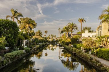 Los Angeles 'taki Venedik Sahil Kanalı. Palm Trees ve Waterfront Evleri ile Kaliforniya Popüler Seyahat Yeri..