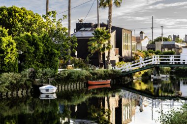 Los Angeles 'taki Venedik Sahil Kanalı. Palm Trees ve Waterfront Evleri ile Kaliforniya Popüler Seyahat Yeri..