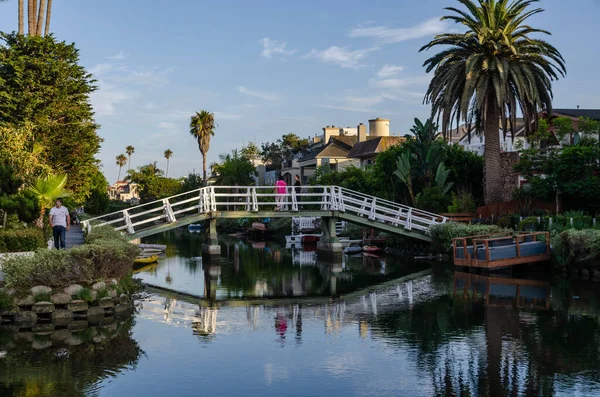 Amerika, Los Angeles, Venedik, 22 Ağustos 2025 Sakin Kanal üzerindeki Beyaz Tahta Köprü Palmiye Ağaçları ve Konut Evleri.