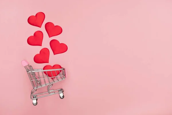 Kundvagn Och Dekorativa Hjärtan Rosa Bakgrund Försäljning Alla Hjärtans Dag — Stockfoto