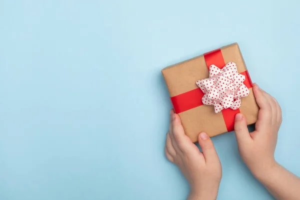 Petit Enfant Tenant Boîte Cadeau Sur Fond Bleu Clair Carte — Photo