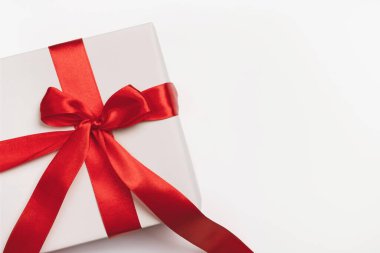 Kırmızı kurdeleli beyaz hediye kutusu var. Noel, yeni yıl, doğum günü, yıldönümü ya da satış geçmişi. Üst görünüm, düz görünüm, kopyalama alanı, tasarım şablonu