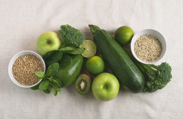 調理のための健康的な菜食主義者の食品成分 台所のテーブルの上のボウルに緑の野菜 種子と生のそばの穀物 きれいな食べ物 夏や春の食事 トップビュー フラットレイアウト — ストック写真