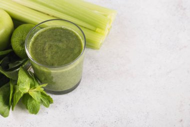 Mutfak masasındaki malzemeli yeşil meyve püresi. Temiz vejetaryen yemekleri, sağlıklı beslenme konsepti. Boşluğu kopyala, üst görünüm