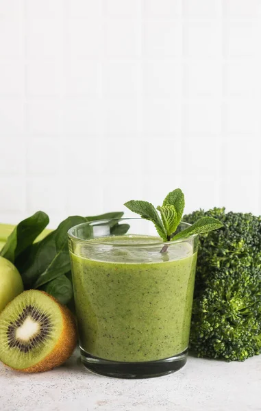 Batido Verde Ingredientes Mesa Cocina Bebida Vegetariana Saludable Con Apio —  Fotos de Stock