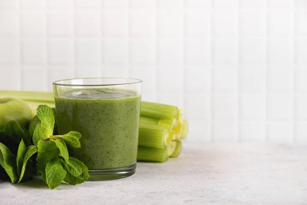 Batido Verde Ingredientes Mesa Bebida Vegetariana Saludable Con Apio Manzana —  Fotos de Stock
