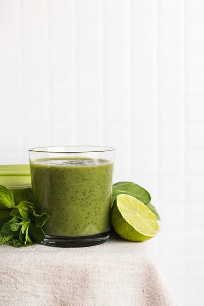 Batido Verde Ingredientes Mesa Cocina Bebida Vegetariana Saludable Con Verduras —  Fotos de Stock