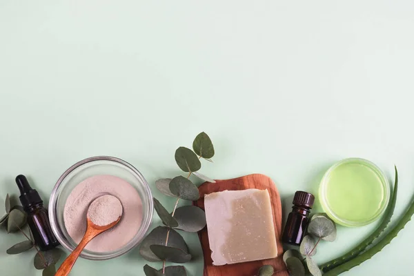 Cosmetica Producten Met Natuurlijke Ingrediënten Lichtgroene Achtergrond Schoonheidsbehandeling Concept Wellness — Stockfoto