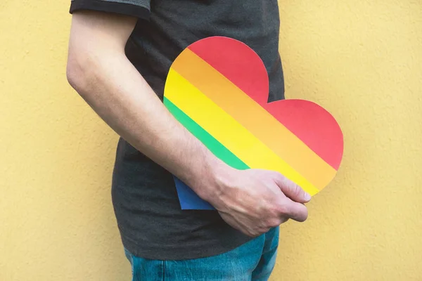 Hombre Sosteniendo Corazón Los Colores Del Arco Iris Sobre Fondo — Foto de Stock