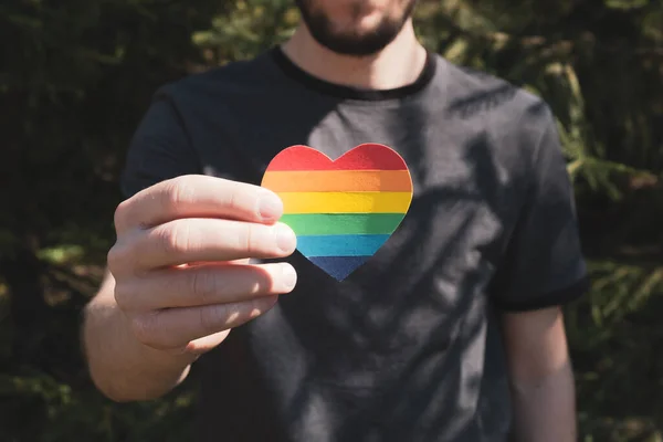 Las Manos Del Hombre Sostienen Corazón Los Colores Del Arco — Foto de Stock