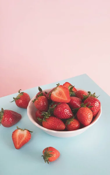 Schale Mit Erdbeeren Auf Hellem Hintergrund Sommerdessert Minimale Komposition Nahaufnahme — Stockfoto