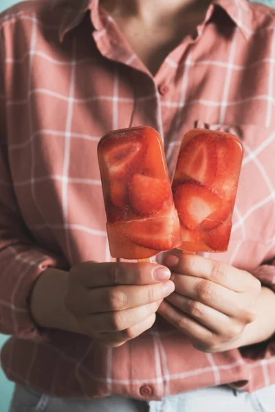 イチゴのポプシクルを持つ女性 爽やかな夏のデザート 閉じて垂直方向に — ストック写真