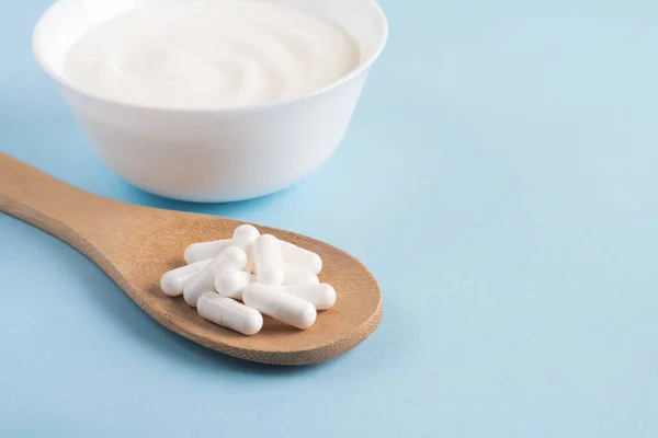 Zelfgemaakte Yoghurt Met Probiotica Capsules Pillen Een Houten Lepel Gefermenteerde — Stockfoto