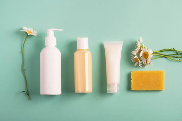 Cosmetische Set Met Kamille Bloemen Pastelgroene Achtergrond Schoonheidsbehandeling Concept Natuurlijke — Stockfoto
