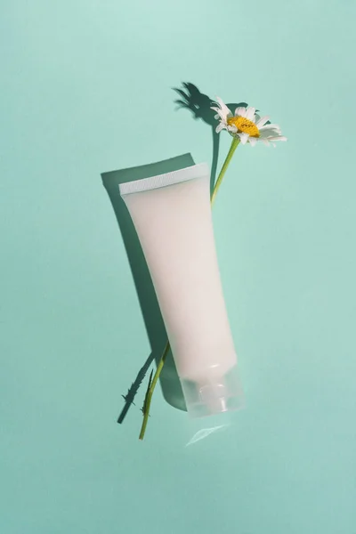 Cosmetische Crème Met Kamille Bloem Felgroene Achtergrond Natuurlijke Organische Cosmetica — Stockfoto