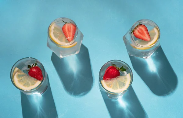 Verfrissende Cocktail Met Citroen Aardbeien Ijsblokjes Felblauwe Tafel Zomer Koud — Stockfoto