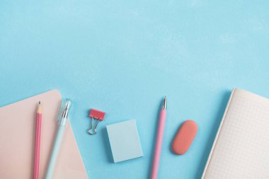 Okul malzemeleri parlak mavi arka planda. Okul konseptine geri dönelim. Üst görünüm, düz görünüm, kopyalama alanı