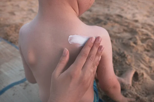 Mano Madre Que Aplica Crema Protección Solar Niño Pequeño Spf — Foto de Stock