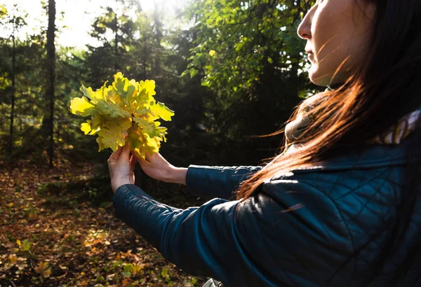 Молодая Женщина Гуляет Солнечном Осеннем Парке Букетом Желтых Листьев Концепция — стоковое фото