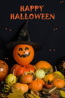 Cadılar Bayramı arkaplanı, balkabakları ve balonlar üzerinde 