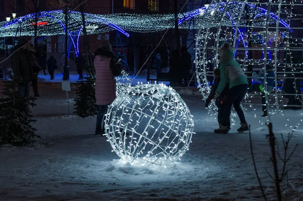 Festlig Dekorasjon Gatene Med Glødende Krans Til Jul Nyttår Nattlige – stockfoto