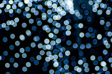 Noel ve yeni yıl için şehrin sokaklarında parlayan çelenklerin arka planı bulanıklaştı. Gece yürüyüşleri