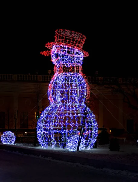 Snømann Laget Glødende Krans Gata Natten Utsmykning Gater Til Jul – stockfoto